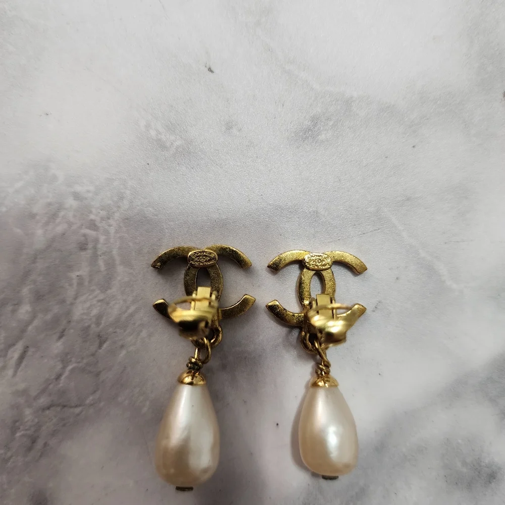 BS 279 Authentic Vintage Chanel CC Logo With Faux Pearl Clip On Earring - Picture 4 of 9
